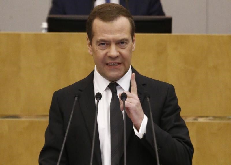 Pres de la moitie des russes veulent le depart de medvedev