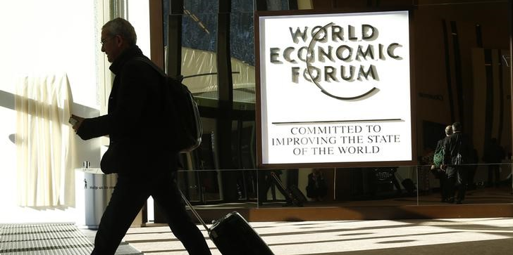 Strategies du "moins disant" et dollar fort inquietent a davos