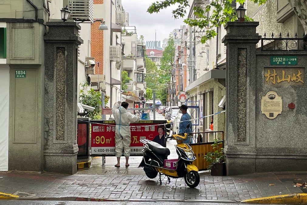 Coronavirus: les fermetures se multiplient a pekin, le confinement s'attenue a shanghai