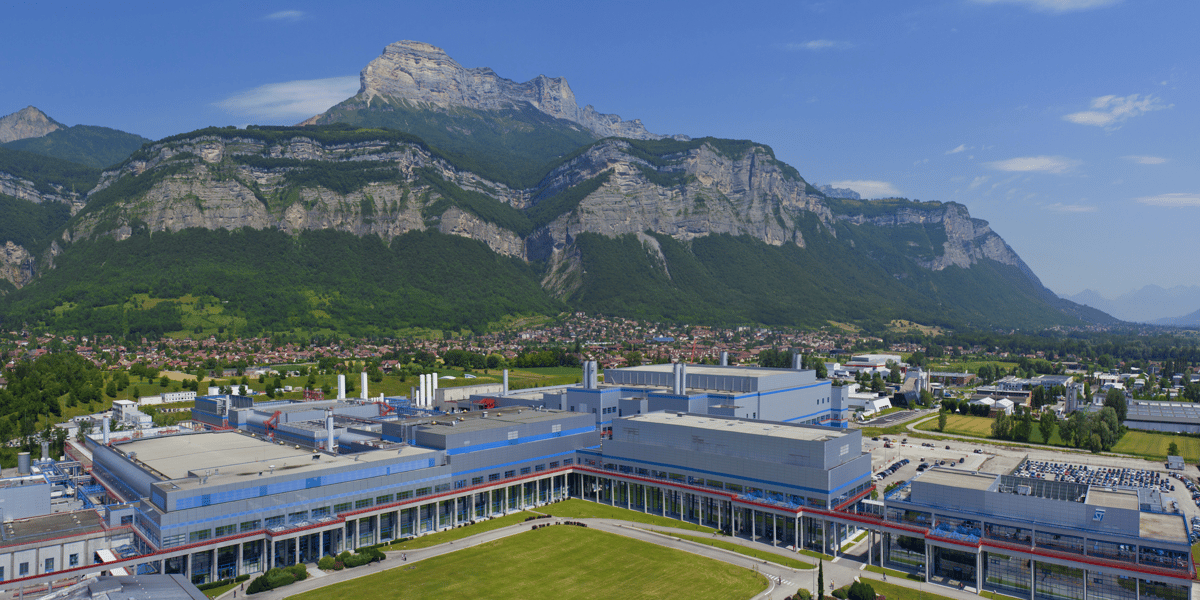 Après la tenue d'une première enquête publique, l'autorisation environnementale demandée pour le projet de la mégafab de STMicroelectronics a conduit la CNDP à demander la mise en place d'une concertation publique, qui vient de démarrer le 22 mars dernier dans un climat tendu avec les associations de riverains.