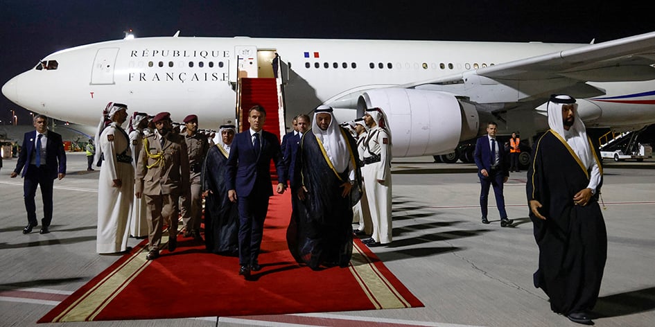 Hier soir, tapis rouge pour le chef de l’État français à l’aéroport de Doha, au Qatar.