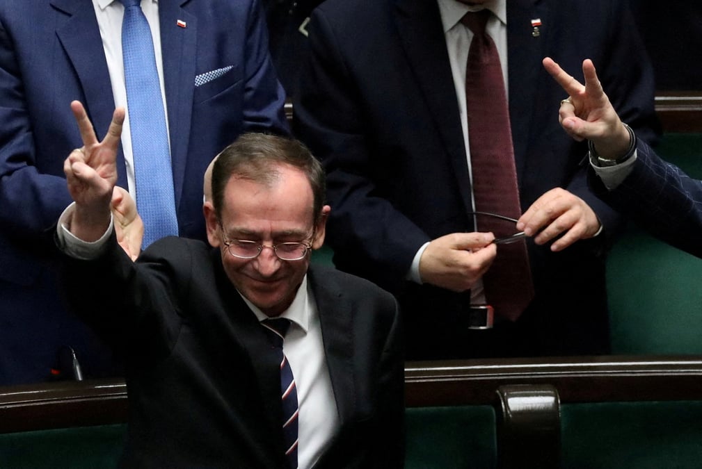 L'ancien ministre polonais de l'interieur mariusz kaminski, du parti droit et justice, fait un geste lors d'une session parlementaire a varsovie