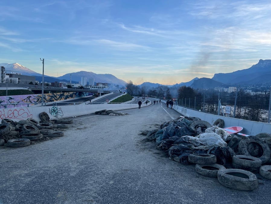 Après Grenoble où des agriculteurs se sont relayés tout le week-end pour bloquer une portion de l'A480, plusieurs syndicats veulent bloquer Lyon. (Photo d'un blocage à Grenoble)