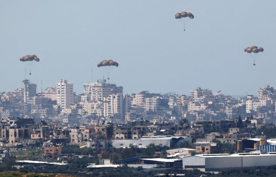 L'aide humanitaire tombe du ciel vers la bande de gaza