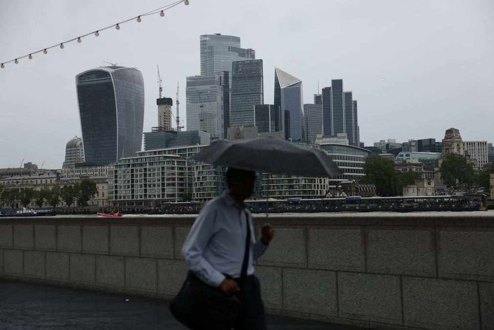 Un pieton marche le long de la tamise a londres