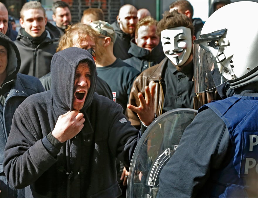 Des manifestants envahissent la place de la bourse a bruxelles