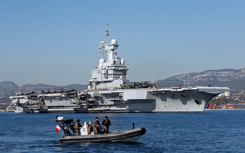 Le porte-avions dispose d'un plateau médical avec une équipe médicale comprenant une vingtaine de soignants (médecins, infirmiers, chirurgiens), des installations dédiées avec une salle d'hospitalisation d'une douzaine de lits, des respirateurs, un scanner ainsi qu'un espace de confinement d'une centaine de places pour isoler et suivre les patients.