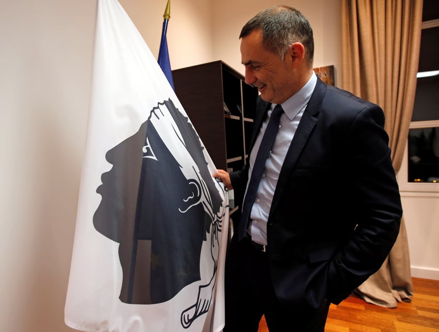 Les corses dans la rue pour modifier la constitution