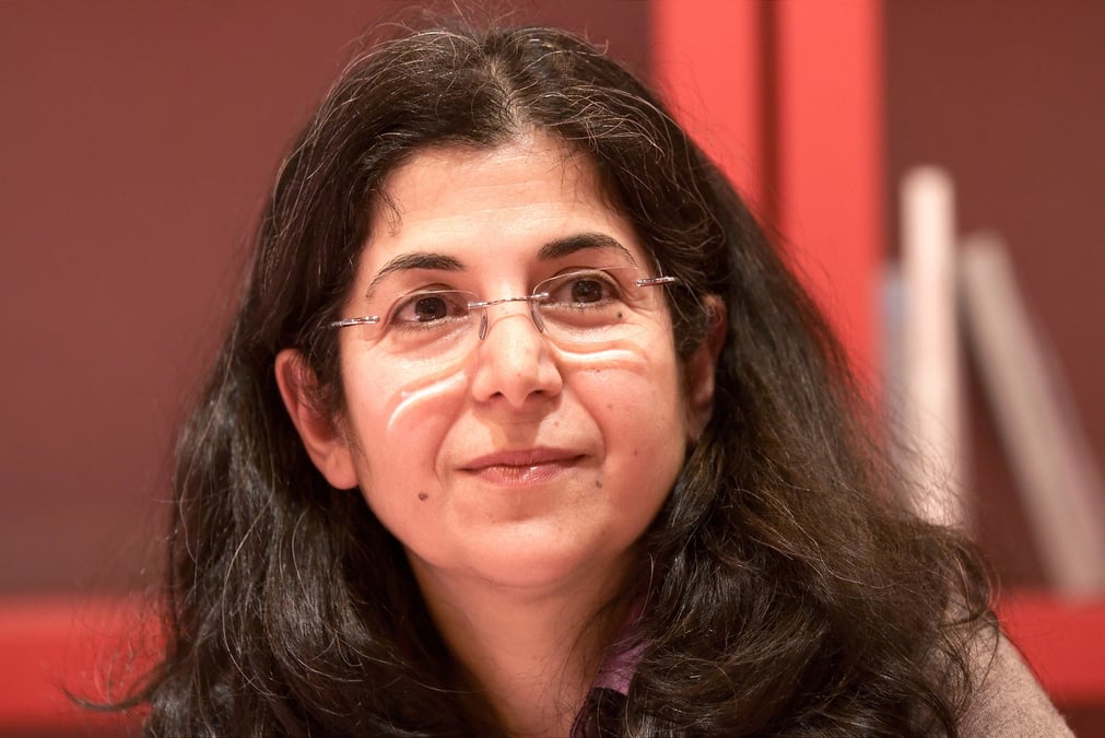 Fariba Adelkhah (photo) a été arrêtée en juin à Téhéran, où, accusée d'espionnage, elle est toujours incarcérée. Selon Le Figaro, le président Macron a déclaré en juillet: «J’ai exprimé mon désaccord et demandé des clarifications au président Rohani», regrettant qu’«aucune explication» n’ait été fournie «de manière valable». L'éminente antrhopologue spécialiste de l’Iran est directrice de recherche à Sciences-Po et a publié de nombreux ouvrages.