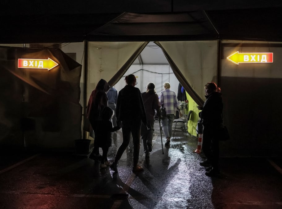 Ukraine: un important convoi de refugies de marioupol arrive a zaporijjia