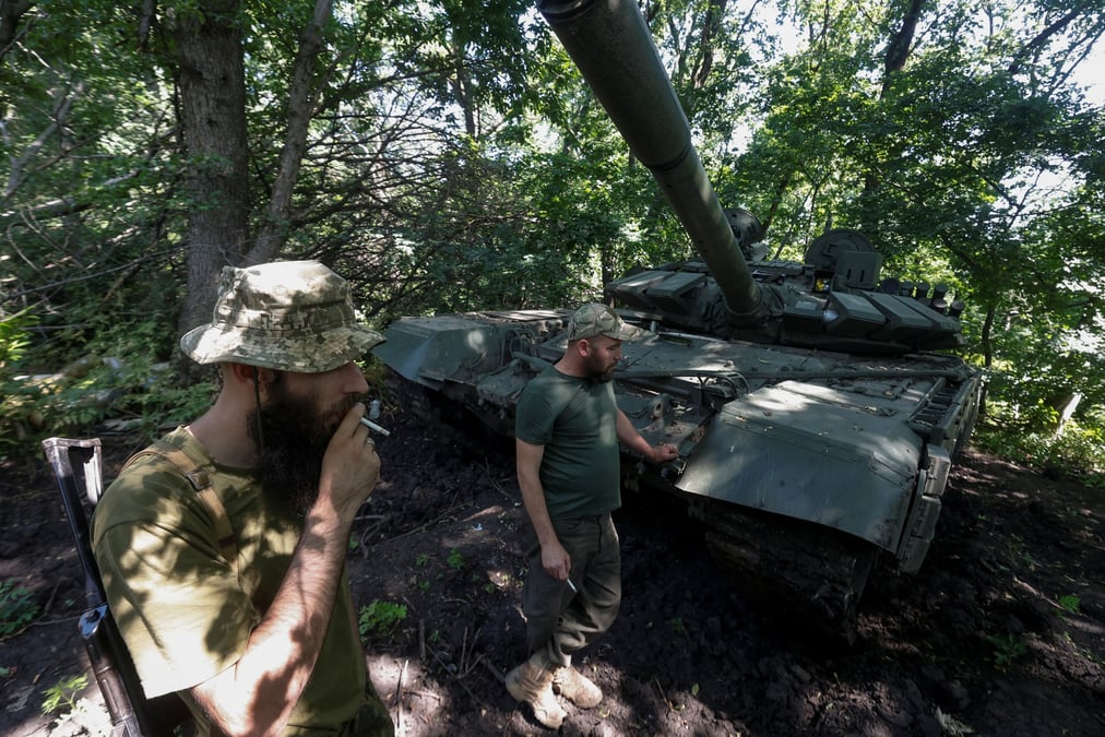 Des militaires ukrainiens pres de la ville de bakhmut