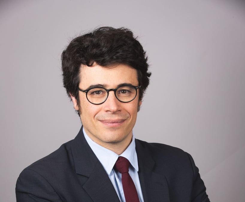 Âgé de 40 ans, l'ingénieur des Mines a déjà été conseiller au sein de plusieurs cabinets ministériels. Il a rencontré Elisabeth Borne, actuelle Première ministre, quand celle-ci était directrice du cabinet de Ségolène Royal, alors ministre PS de la Transition écologique.