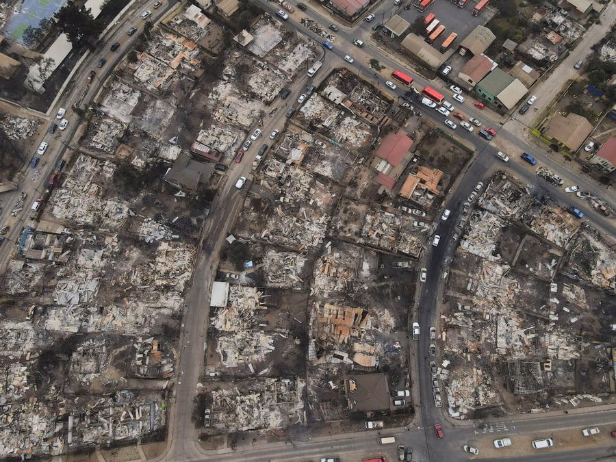 Les ruines de maisons brulees apres des incendies de foret a vina del mar