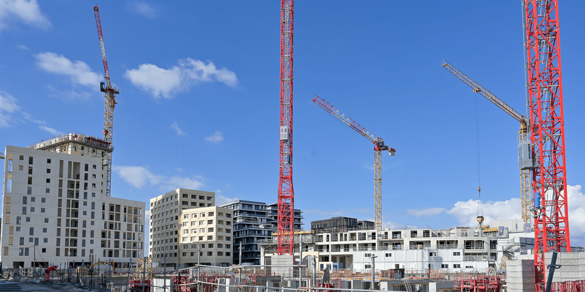Malgré les nombreuses grues qui toisent l'agglomération bordelaise, la construction de logements y est en forte baisse poussant la Métropole à agir.