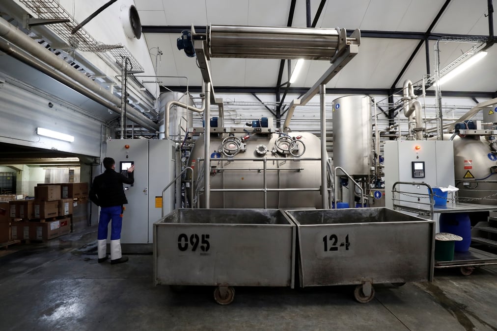 Un employe travaille sur la ligne de production de l'usine france teinture a troyes