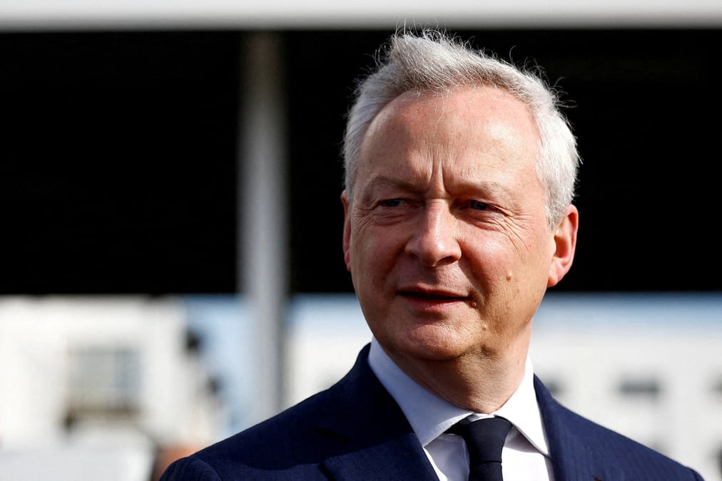 Bruno le maire arrive pour une visite dans une usine renault, pres du havre