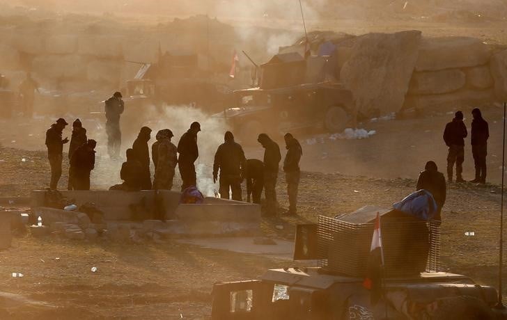Les forces irakiennes approchent d'un pont strategique a mossoul