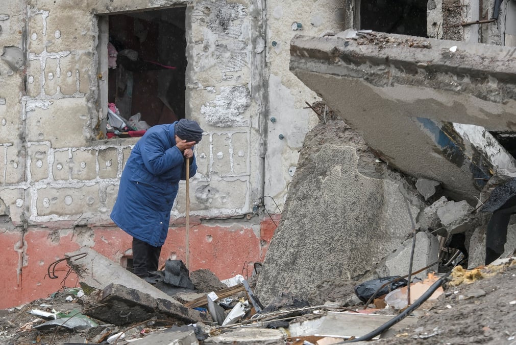 Ukraine: des dizaines de victimes retrouvees dans une fosse commune pres de kyiv, dit un responsable local