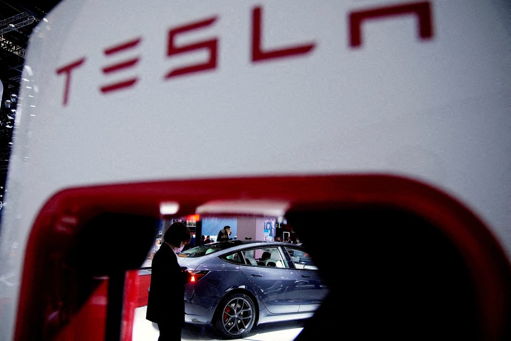 Un vehicule electrique tesla au salon auto shanghai a shanghai, en chine
