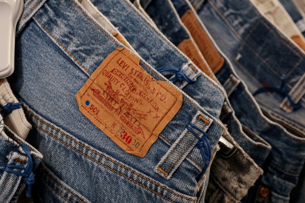 L'etiquette levi's est visible sur un pantalon suspendu dans un magasin levi strauss a new york