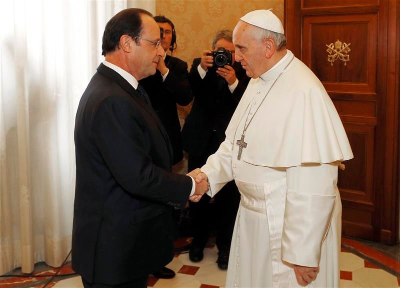 Hollande adresse à Rome un message d'apaisement aux catholiques