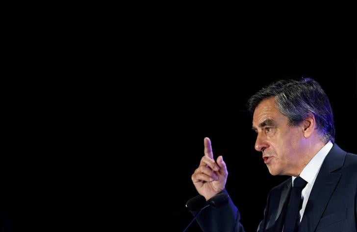 Fillon s'en prend au "golden boy" macron
