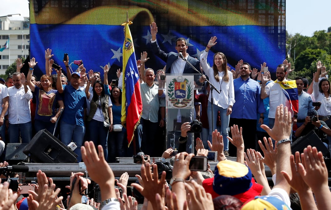 Un general venezuelien fait defection, maduro sous pression