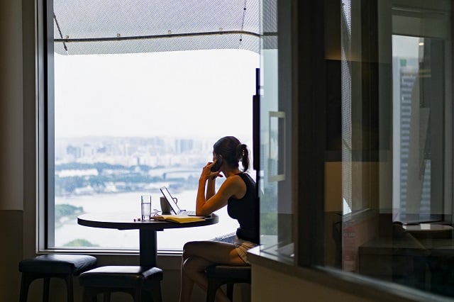 Le télétravail était pratiqué par 11% des cadres au moins un jour par semaine en 2017, contre 3% de l'ensemble des salariés, selon une étude de la Dares, les cadres ayant tendance à travailler plus longuement quand ils choisissent ce mode d'organisation.