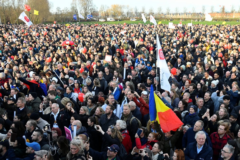 La police disperse des manifestants anti-confinement a amsterdam