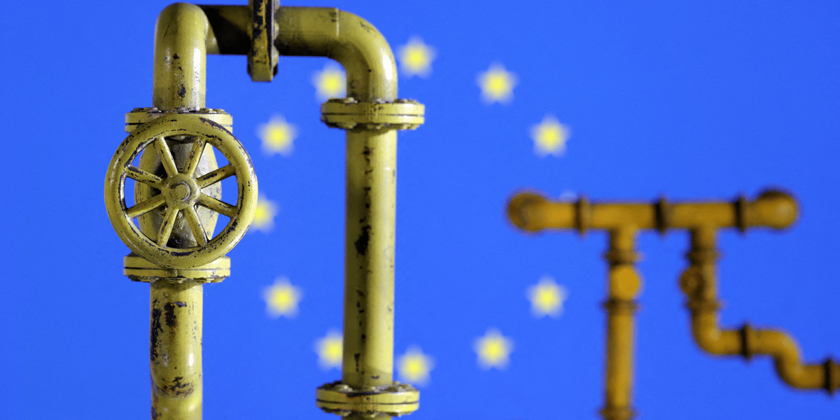 Photo d'illustration d'un gazoduc sur le drapeau de l'ue