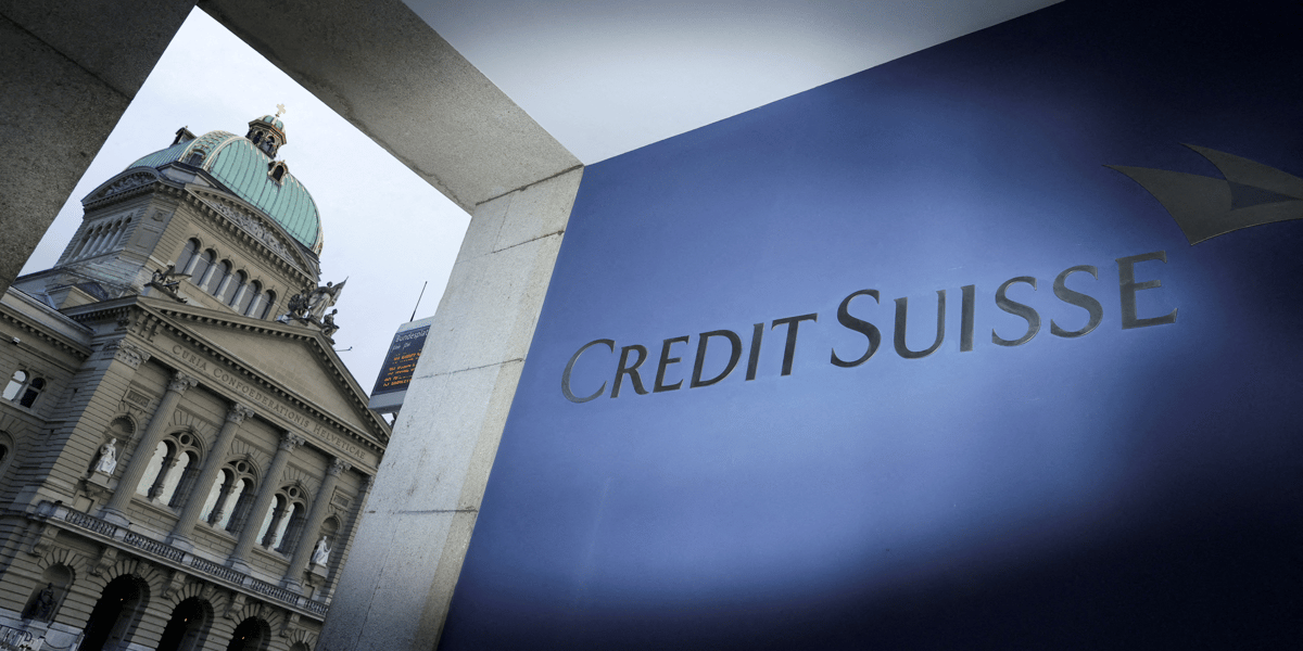 Logo du credit suisse devant le batiment du parlement suisse, a berne, en suisse