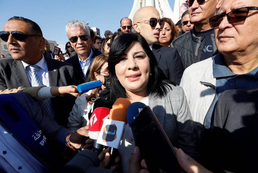 Abir moussi, opposante au president kais saied, s'adresse aux medias lors d'une manifestation demandant la dissolution du parlement et des elections legislatives anticipees, a tunis.
