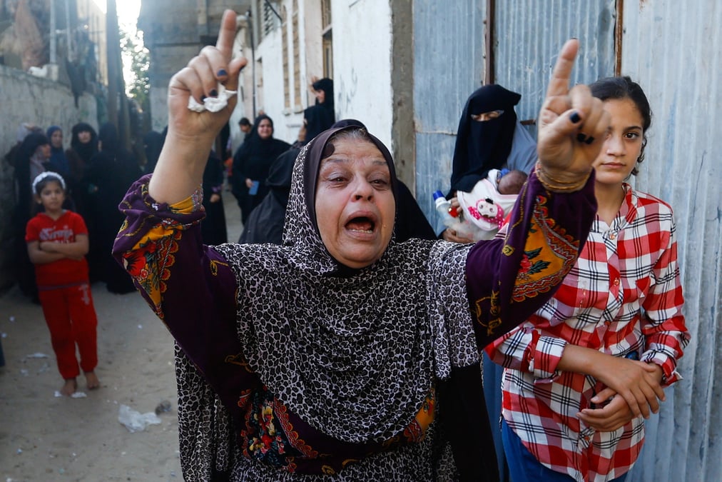 Une femme reagit alors que les palestiniens assistent aux funerailles de zakaria abu maamar a khan younis, dans le sud de gaza