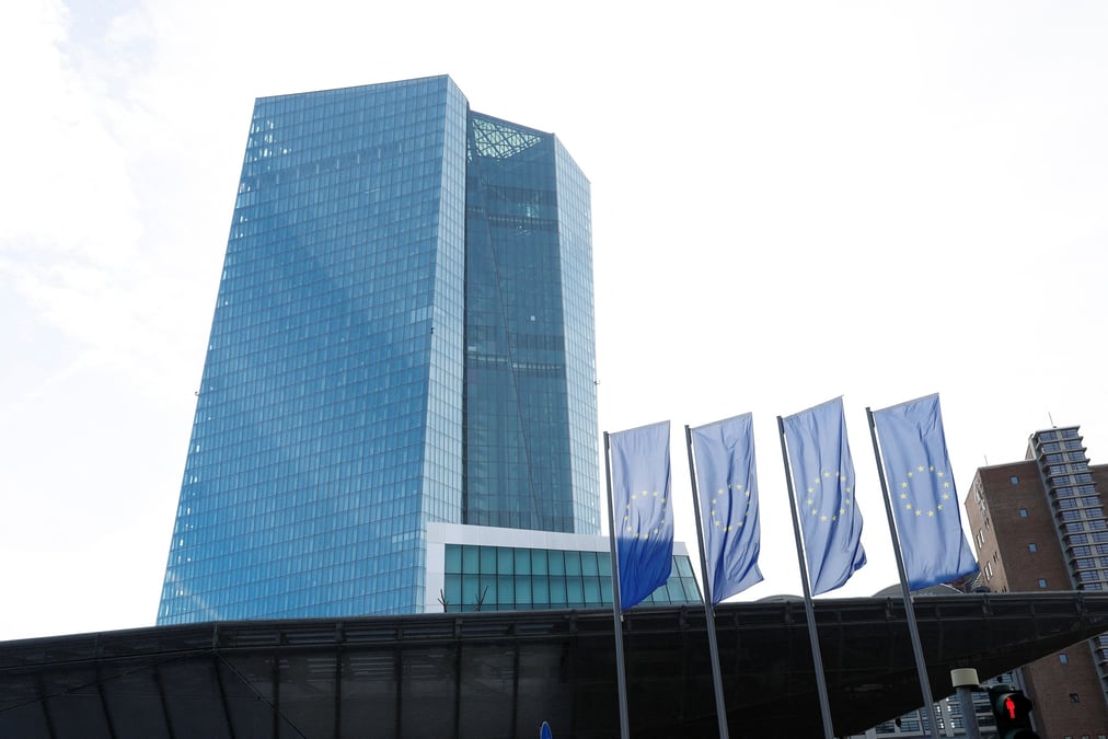 Des drapeaux europeens flottent devant le siege de la banque centrale europeenne (bce) a francfort, en allemagne