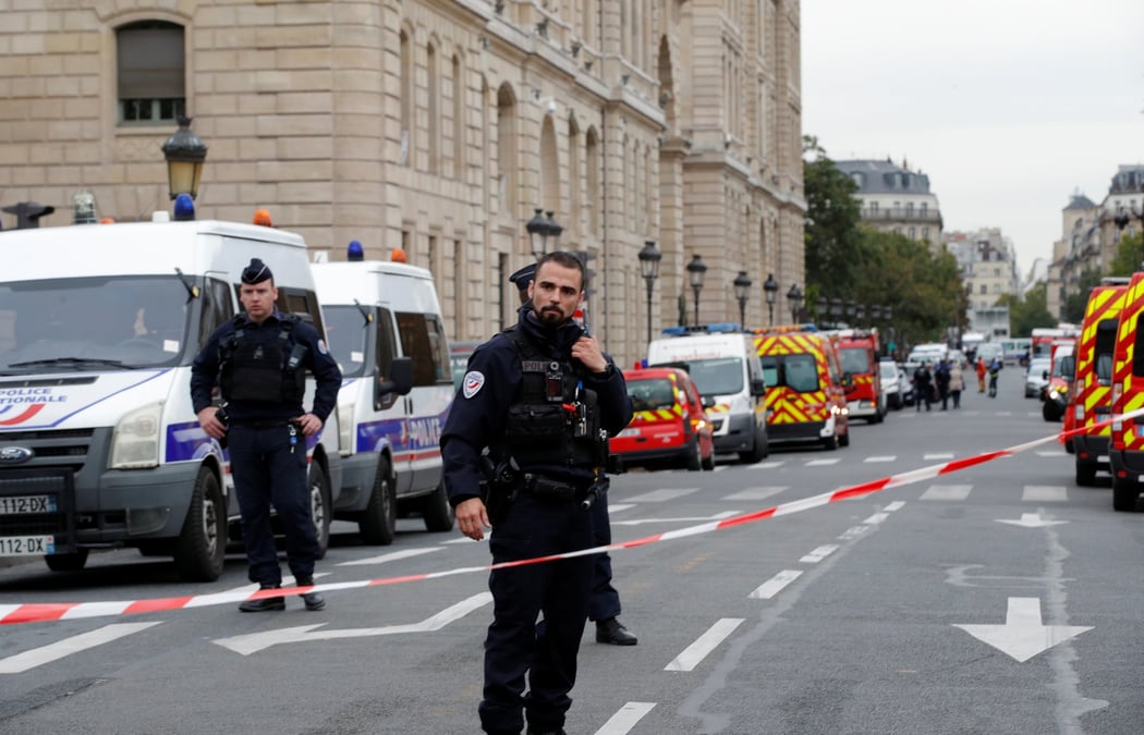 Attaque au couteau au sein même de la préfecture de police de Paris par un fonctionnaire employé comme adjoint administratif à la Direction du Renseignement de la préfecture de police de Paris (DRPP) depuis 15 ans.