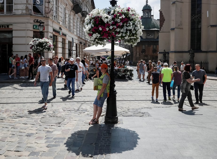 Photo d'archive de touristes dans le centre de lviv, en ukraine