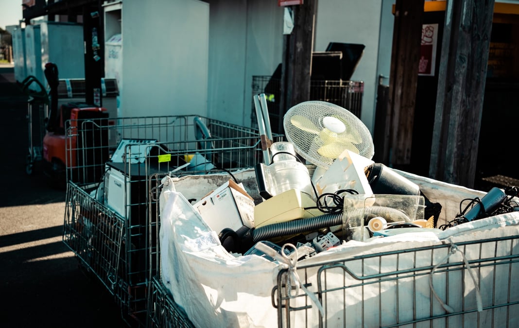 Selon un rapport de l'IGF, « 40 % du gisement de déchets soumis à une REP échappe encore à la collecte, et 50 % n'est pas recyclé ».
