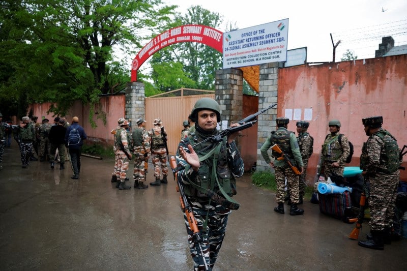 Le personnel de securite sort d'un centre de distribution avant la quatrieme phase des elections generales a srinagar