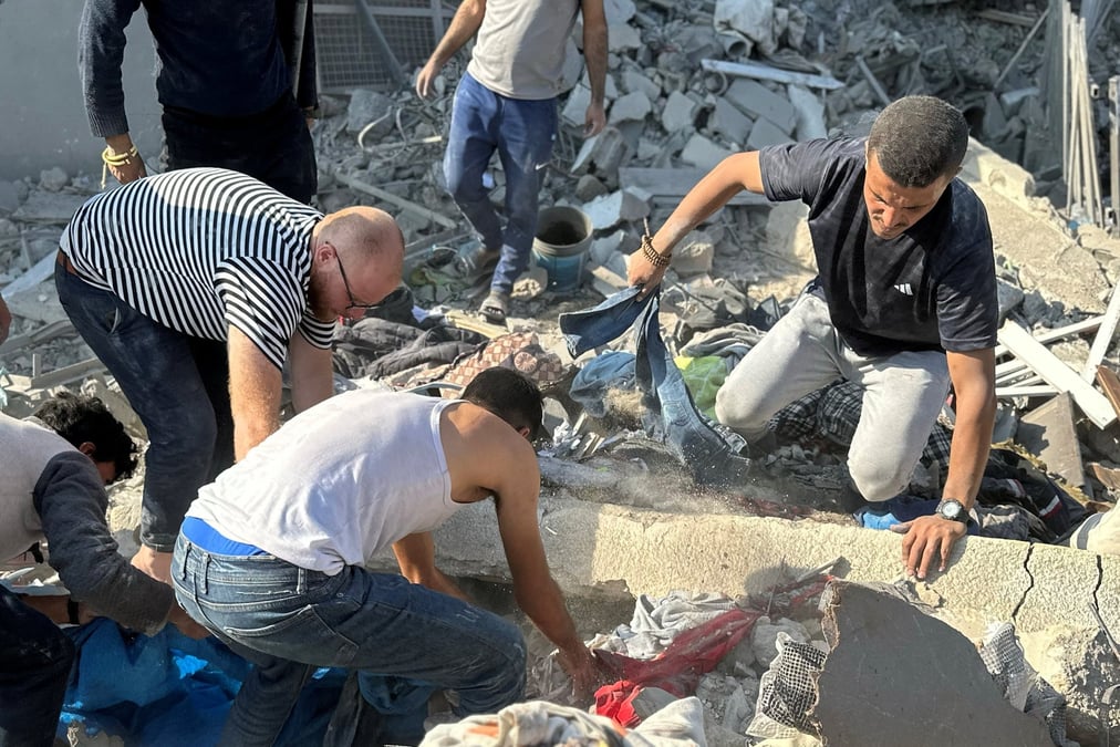 Des personnes travaillent a recuperer les corps de palestiniens a beit lahiya dans le nord de la bande de gaza