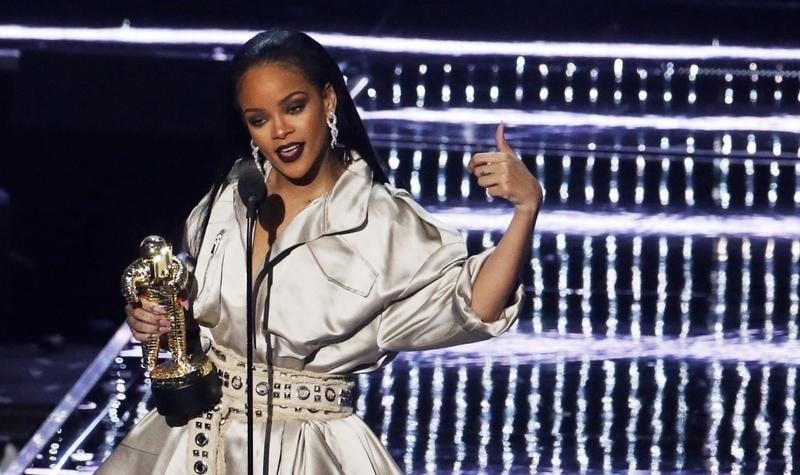 Hollande repond a rihanna sur un projet humanitaire