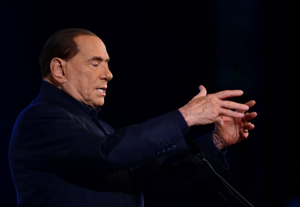 Berlusconi fait un appel du pied a la gauche democrate, salvini n'en veut pas