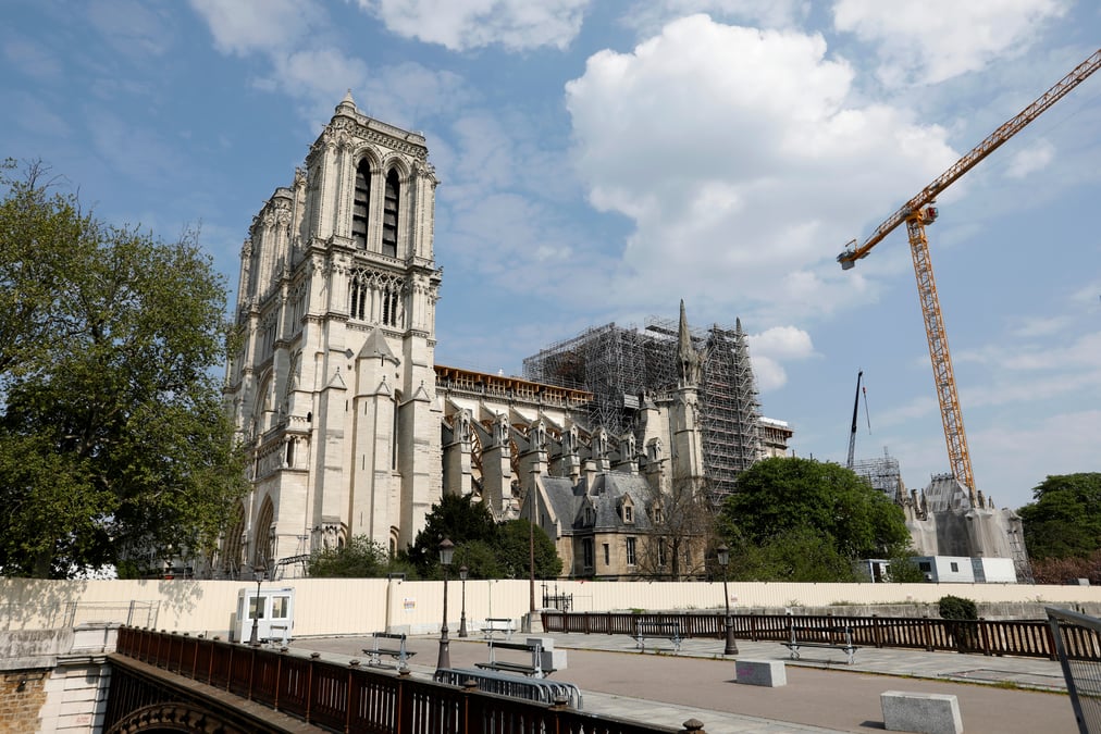 Tout sera fait pour reconstruire notre-dame en cinq ans, dit macron