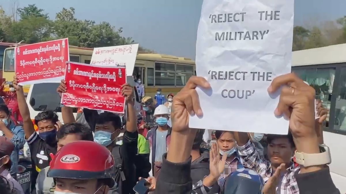 Birmanie: manifestations et appels a la greve pour denoncer le putsch