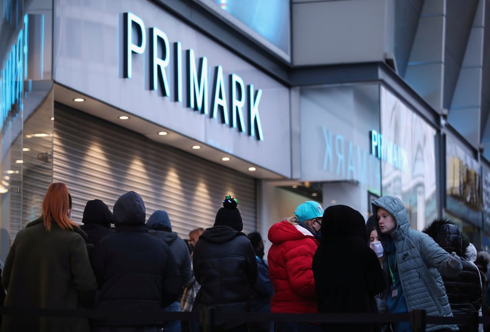 Des clients attendent l'ouverture d'un magasin primark en angleterre