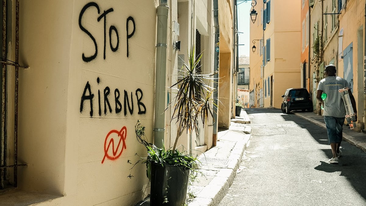 Pour rappel, lors de l'examen du dernier budget de l'Etat, le gouvernement avait oublié de supprimer un article réduisant fortement l'abattement fiscal des meublés touristiques.