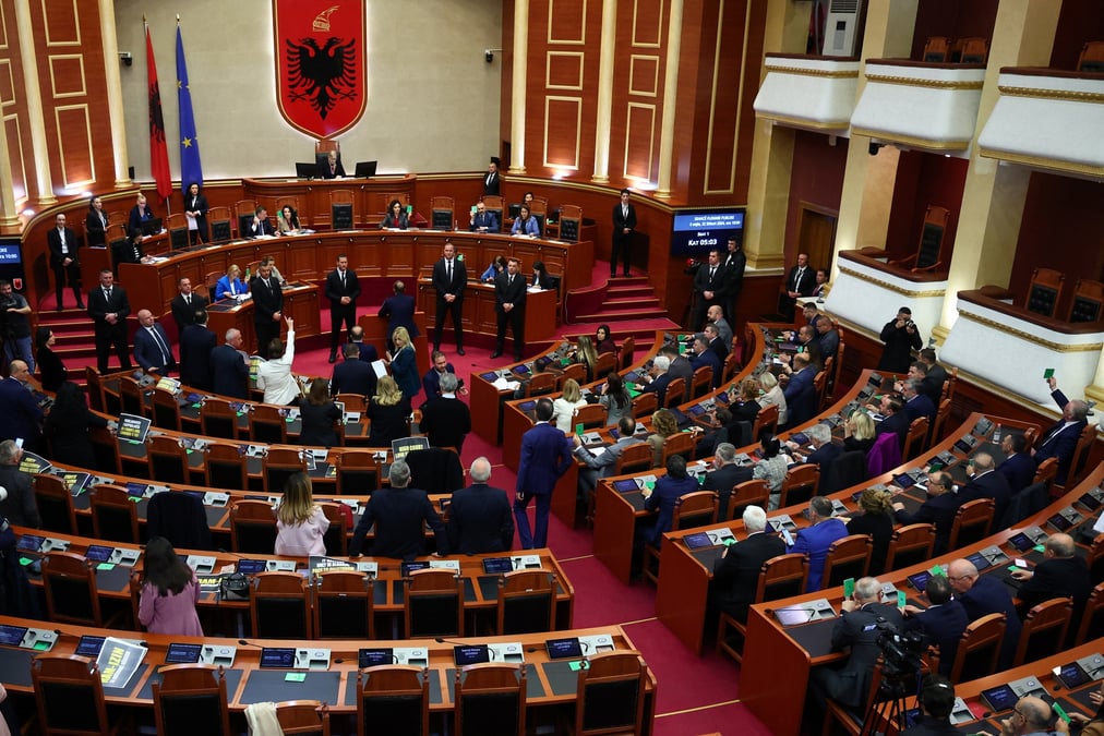 Le parlement albanien valide l'accord sur les migrants avec l'italie