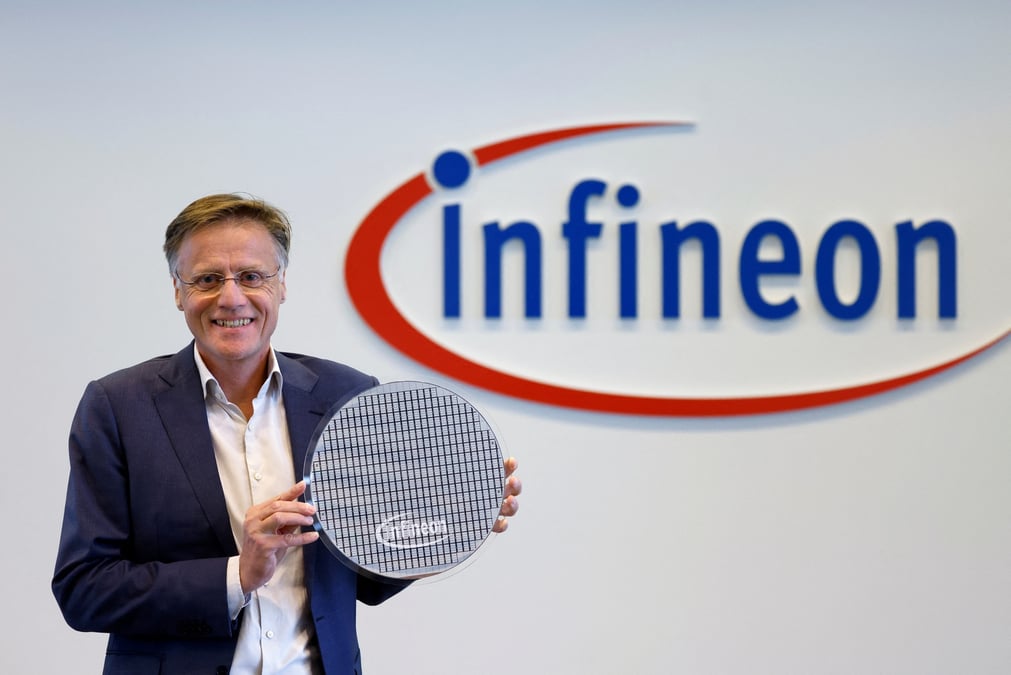 Le pdg d'infineon, jochen hanebeck, pose avec une plaquette avant la conference de presse sur les resultats annuels a munich