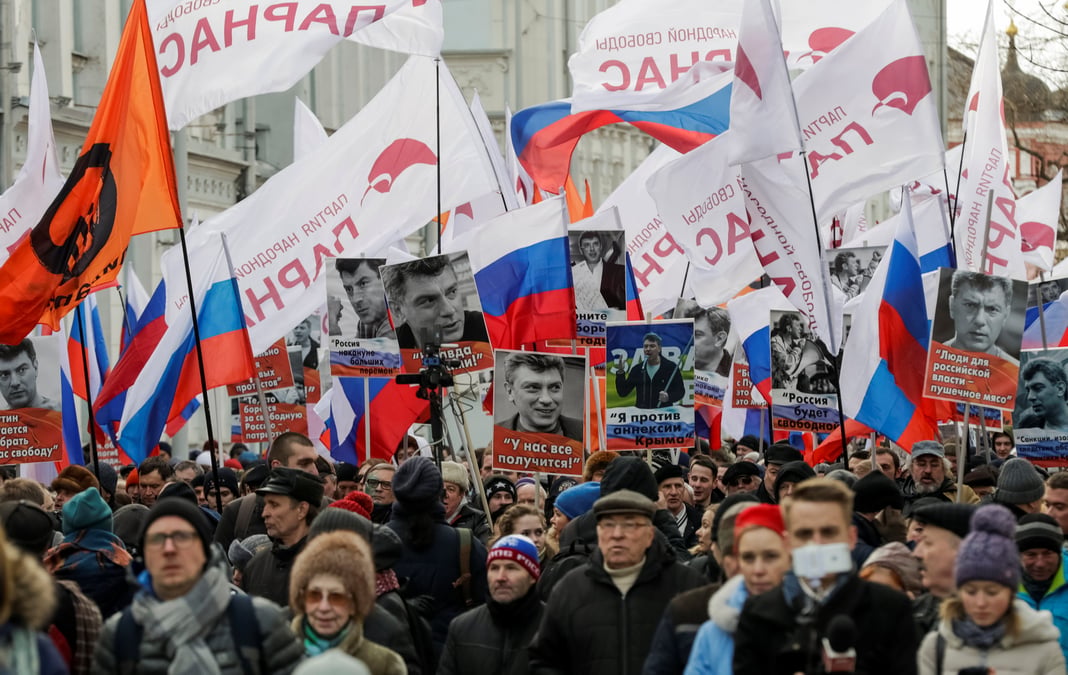 Des milliers de russes rendent hommage a nemtsov