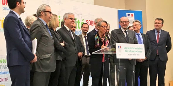 La ministre des Transports Elisabeth Borne, entourée de Philippe Duron et des membres du COI, pour la remise de son rapport le 1er février