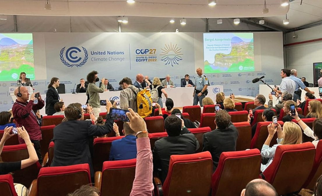 Photo des manifestants qui perturbent un evenement organise par la russie lors de la conference sur le climat cop27